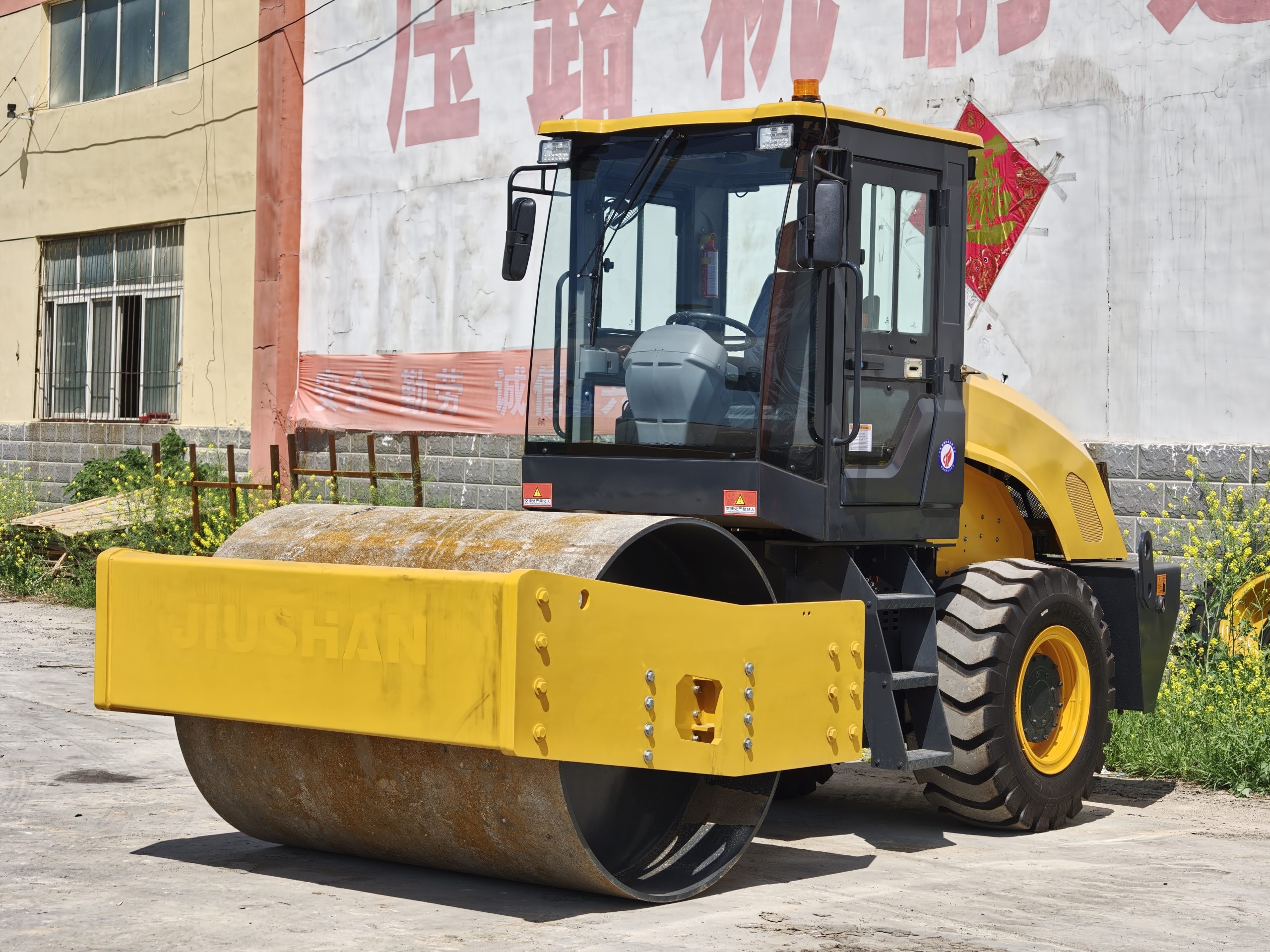 LX06JS 6 Ton Fully Hydraulic Single Drum Vibratory Roller - Image 2