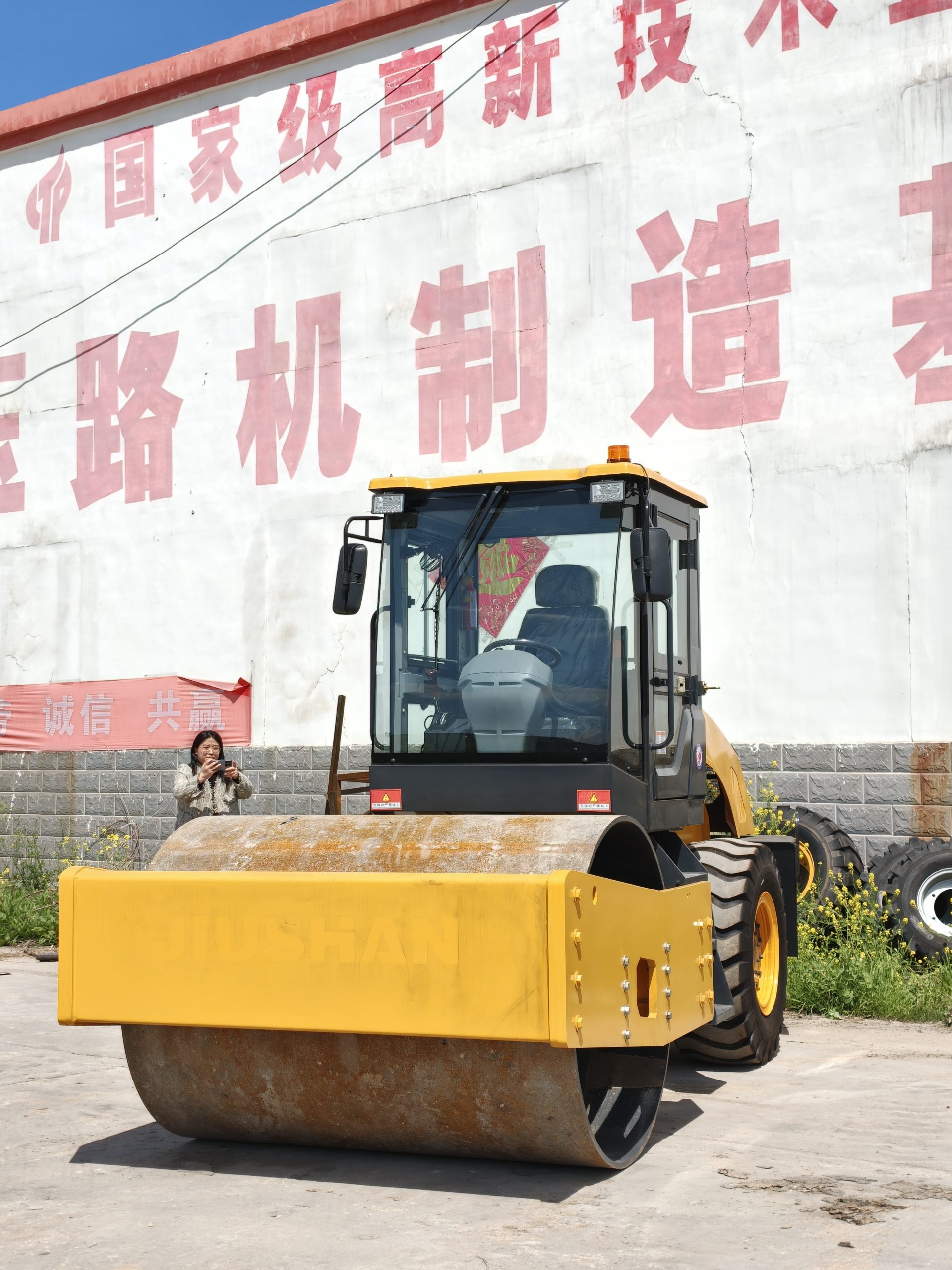 LX06JS 6 Ton Fully Hydraulic Single Drum Vibratory Roller - Image 3