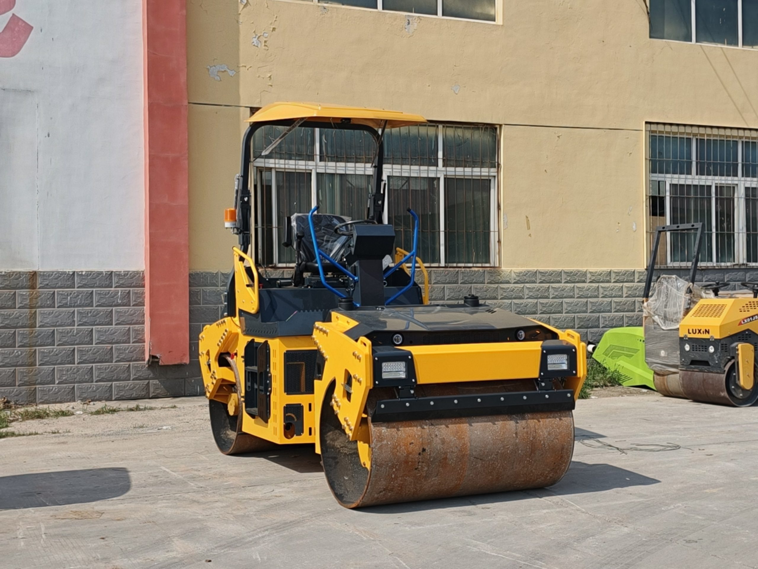 5 Ton Fully Hydraulic Double Drum Vibratory Roller - Image 6