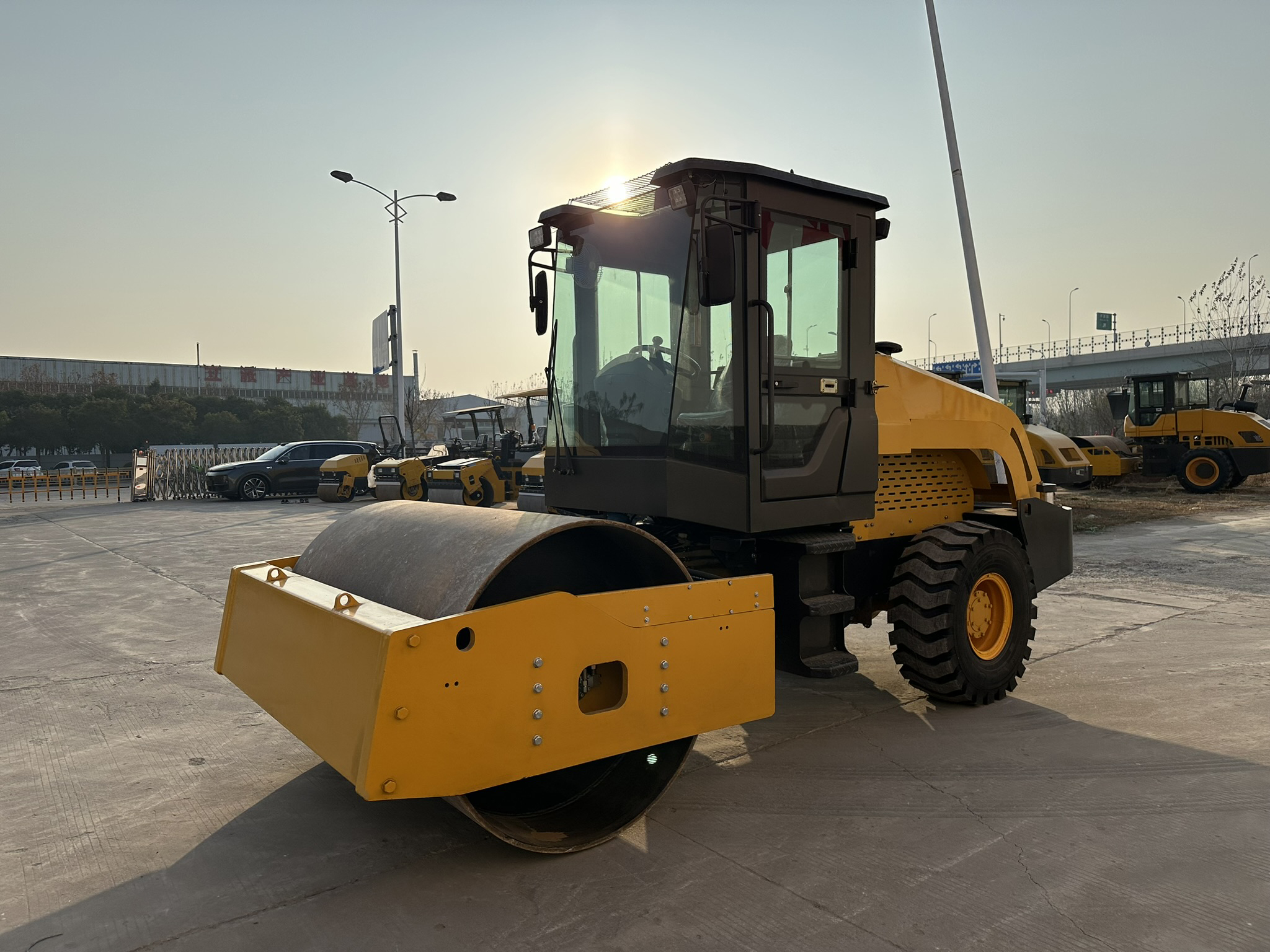 LX04JS 4 Ton Single Drum Vibratory Roller - Image 6