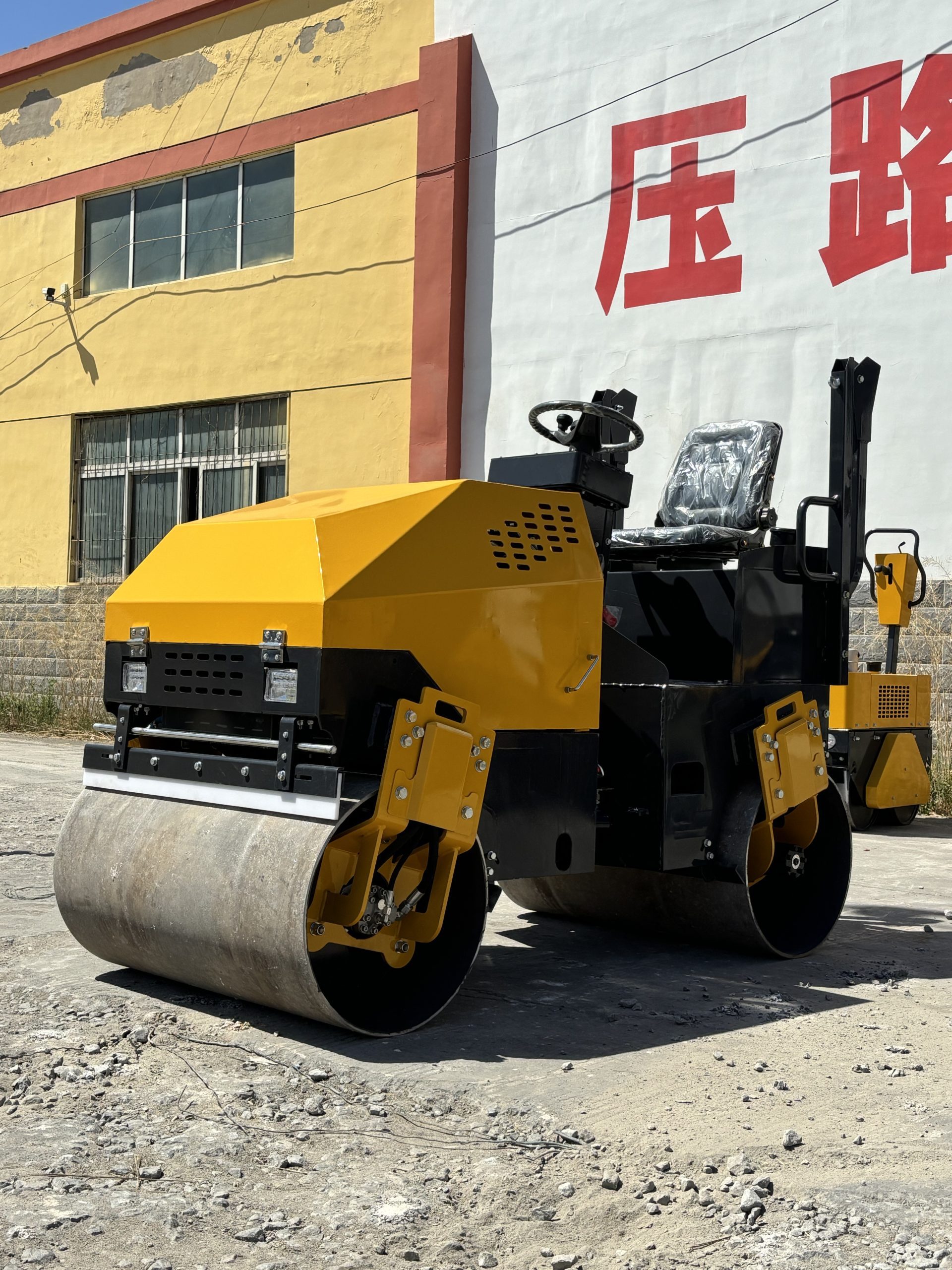LX02JS 2 Ton Fully Hydraulic Double Drum Vibratory Roller - Image 3