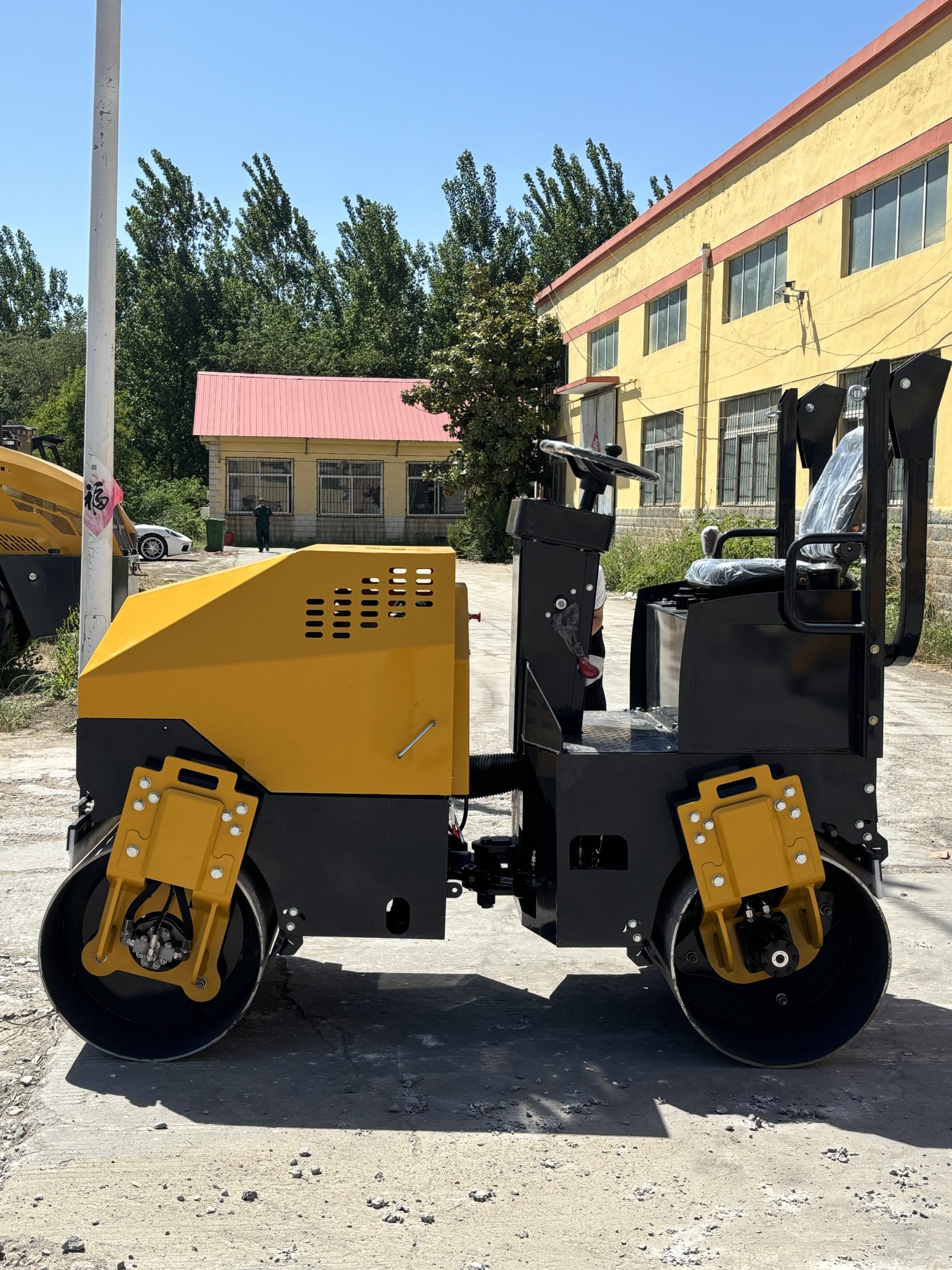LX02JS 2 Ton Fully Hydraulic Double Drum Vibratory Roller - Image 4