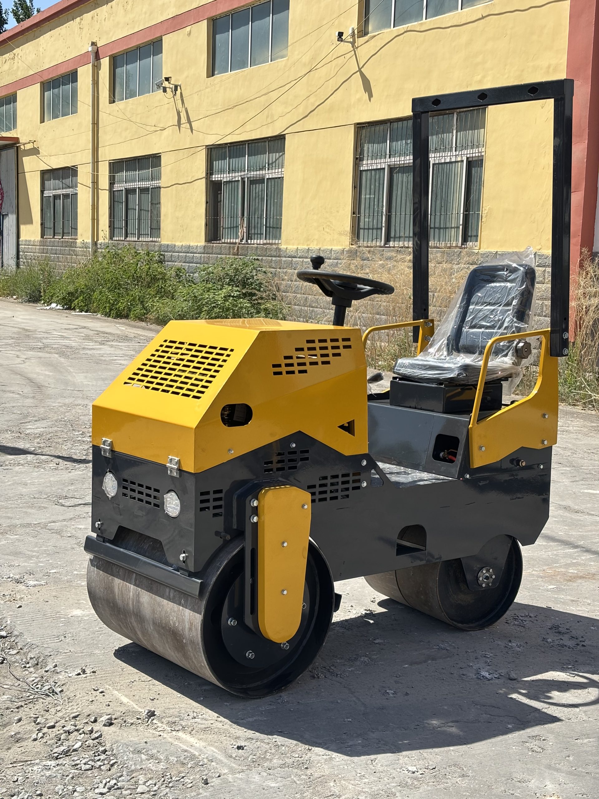 LX850JS 750 kg Compact Ride-On Vibratory Roller - Image 2