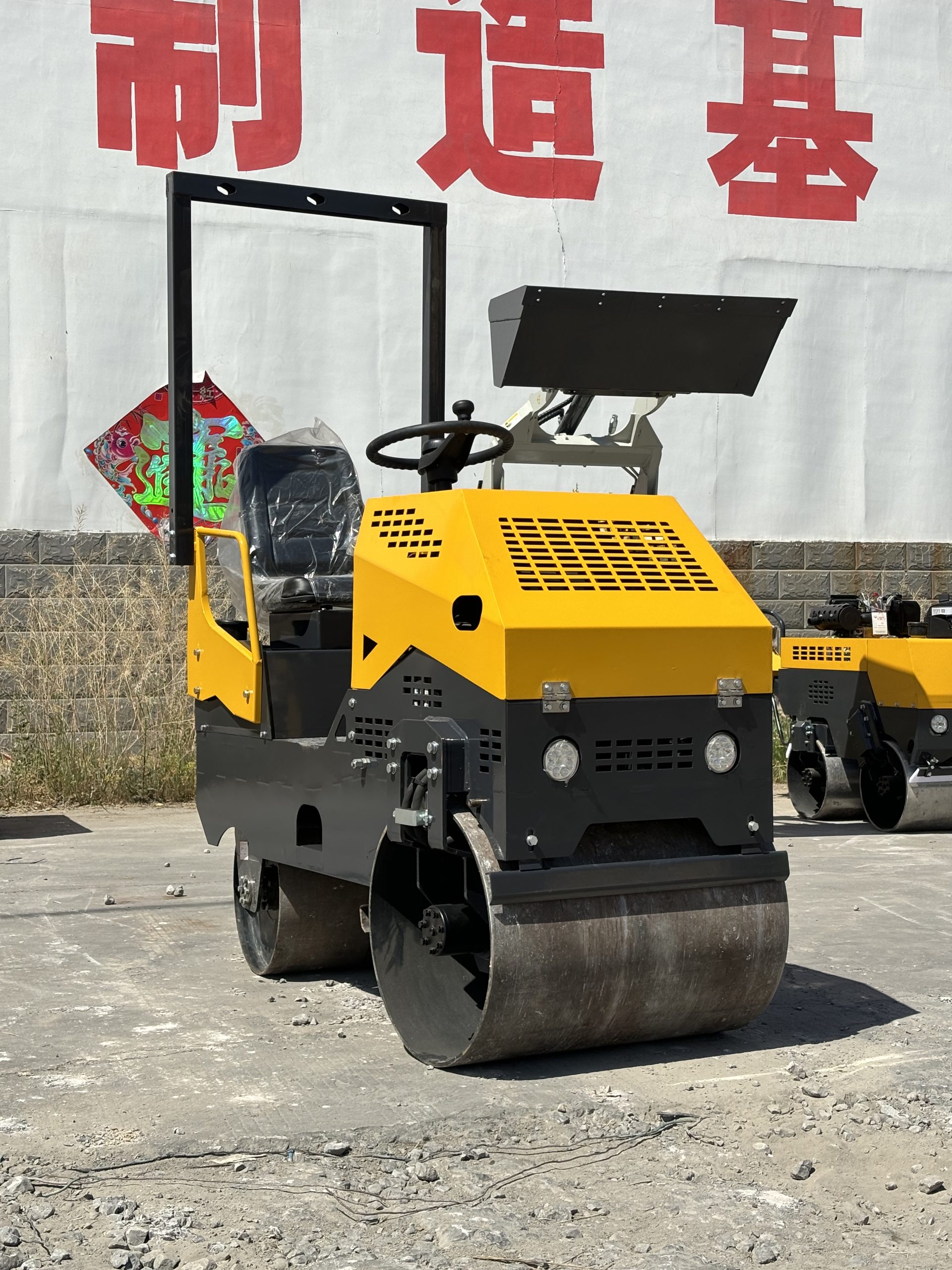 LX850JS 750 kg Compact Ride-On Vibratory Roller - Image 3
