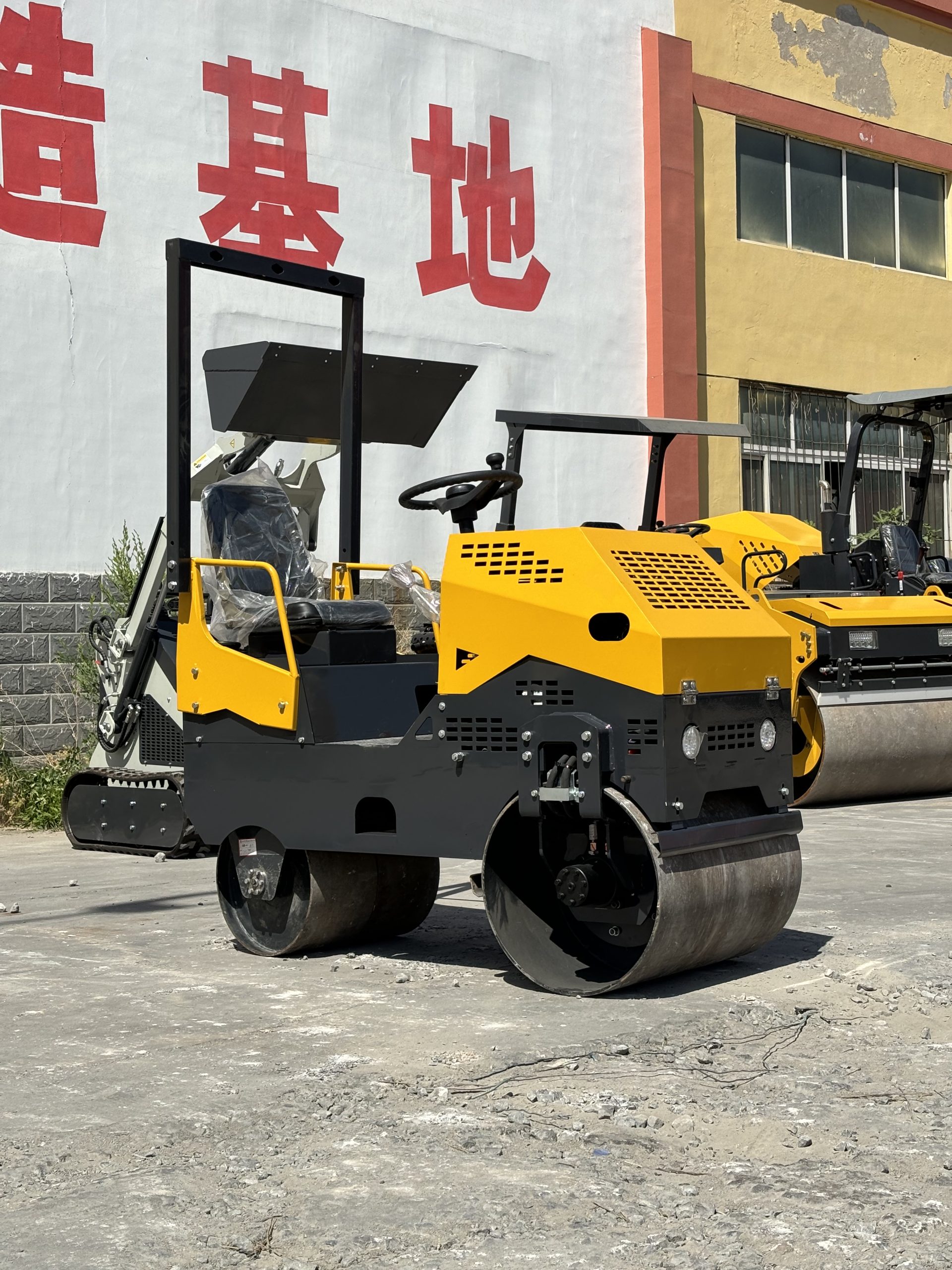 LX850JS 750 kg Compact Ride-On Vibratory Roller - Image 4