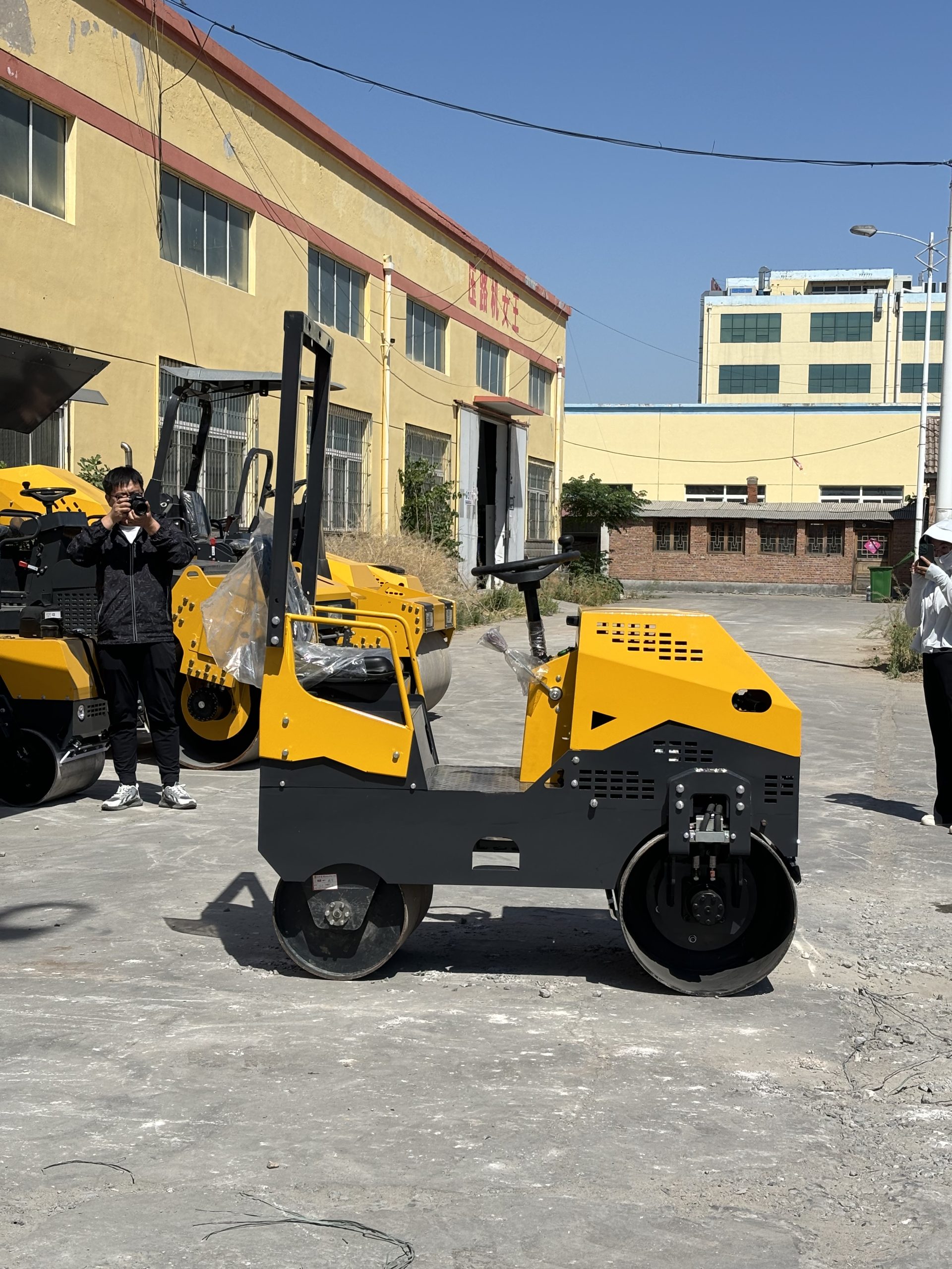 LX850JS 750 kg Compact Ride-On Vibratory Roller - Image 5
