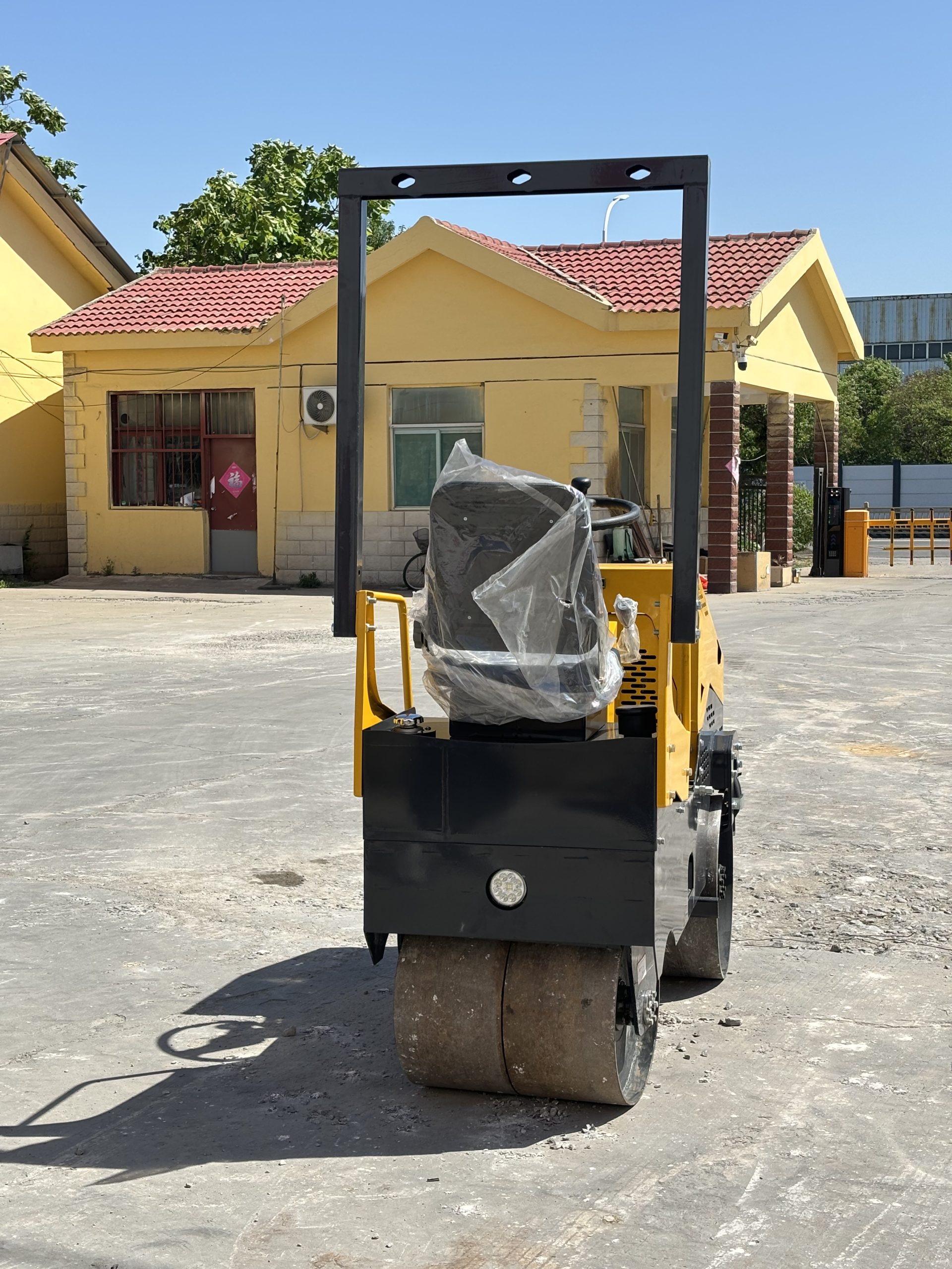 LX850JS 750 kg Compact Ride-On Vibratory Roller - Image 6