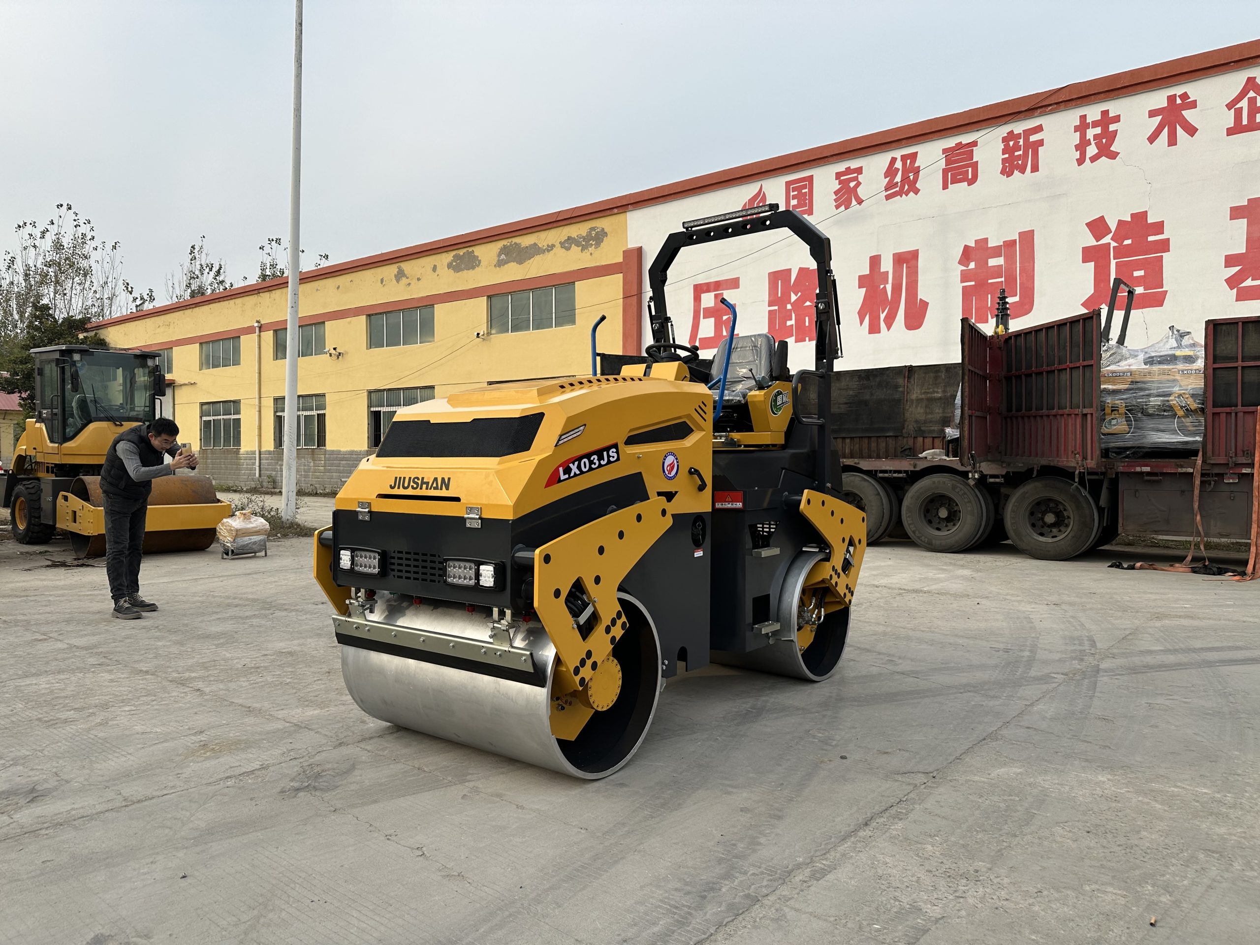 LX03JS 3 Ton Fully Hydraulic Double Drum Vibratory Roller - Image 2