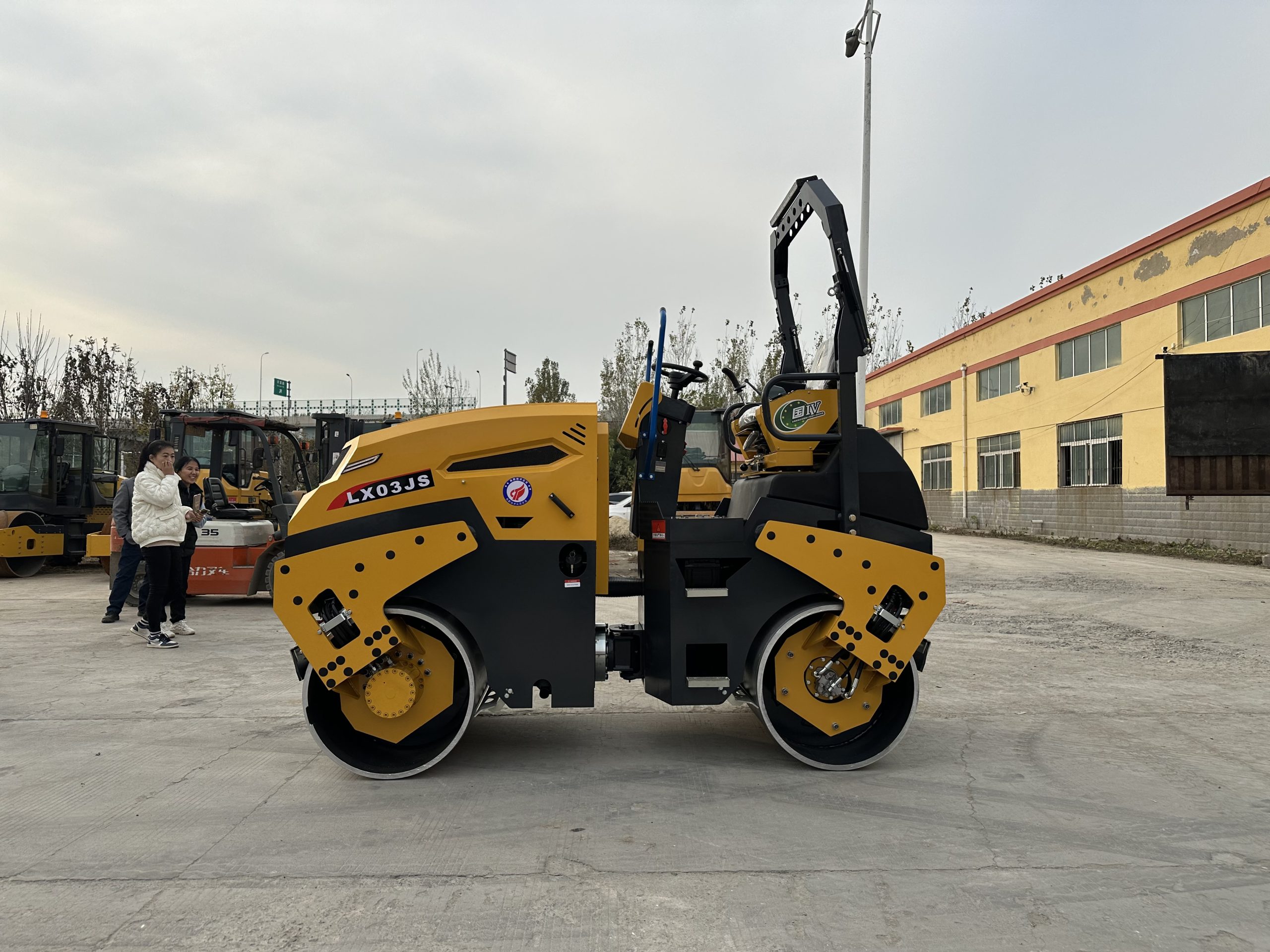 LX03JS 3 Ton Fully Hydraulic Double Drum Vibratory Roller - Image 3