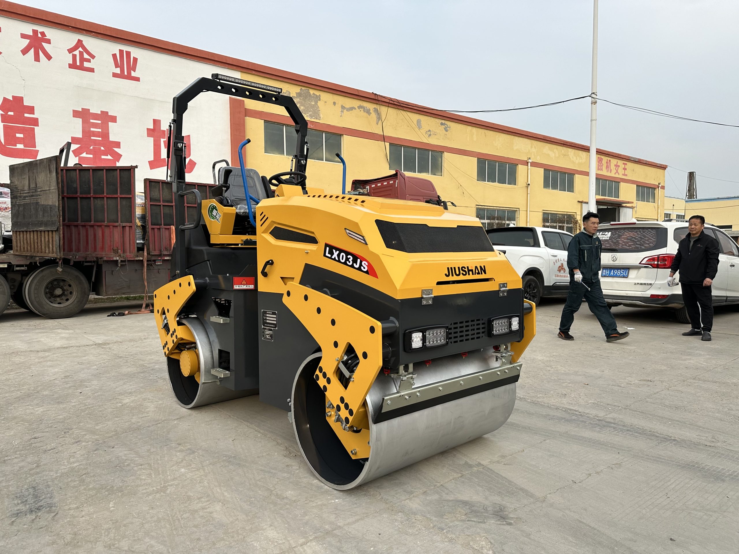 LX03JS 3 Ton Fully Hydraulic Double Drum Vibratory Roller - Image 4