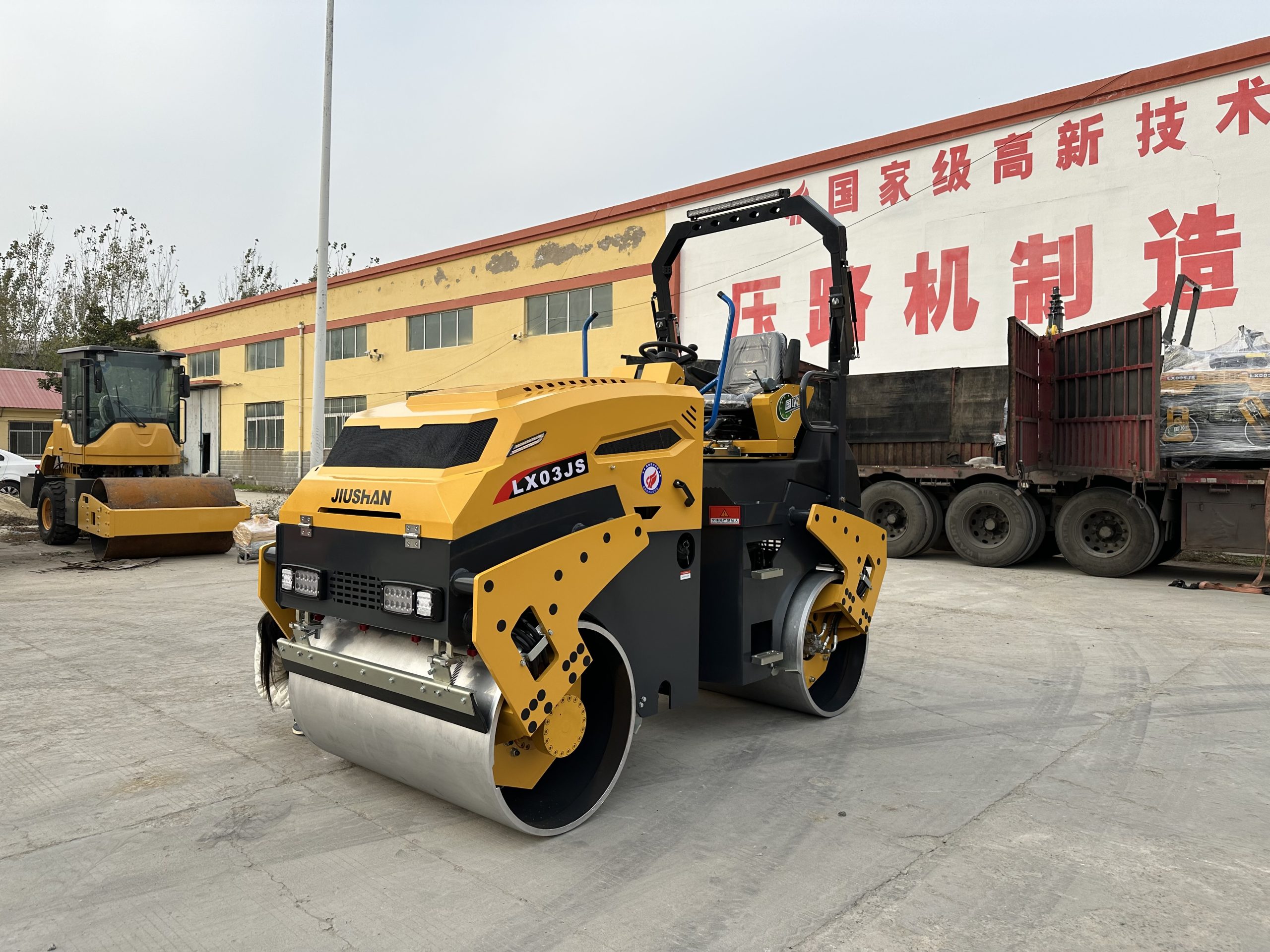 LX03JS 3 Ton Fully Hydraulic Double Drum Vibratory Roller - Image 5