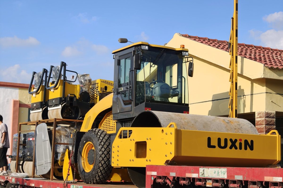 LUXIN road roller at the manufacturing facility